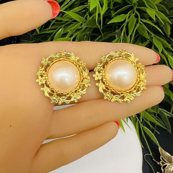 Vintage Richelieu Earrings Gold Pearl Dome Floral Flower Wreath Pierced 4288 - Picture 2 of 7